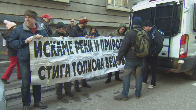 Снимка: Рибари и еколози протестираха пред МОСВ