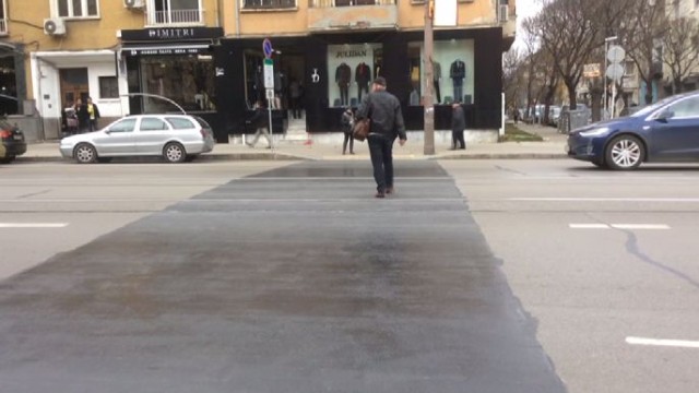 Снимка: Махнаха пешеходна пътека в София, но хората продължават да пресичат там по навик 