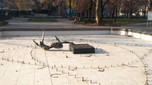 Снимка: Няма наказан за съборената бронзова статуетка пред Народния театър