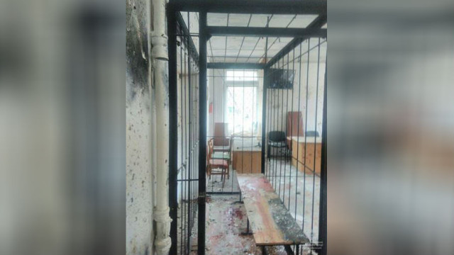 Снимка: Почернен баща хвърли гранати в украински съд, има загинали