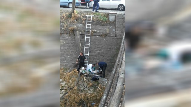 Снимка: Възрастен мъж падна в канала на бул. „Александър Стамболийски”