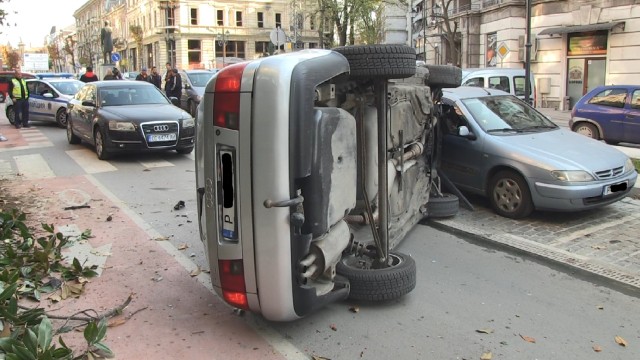 Снимка: Зрелищна катастрофа в центъра на Русе се размина без жертви
