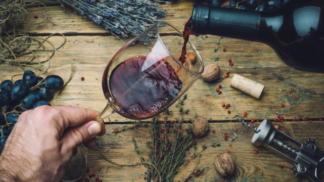 Доналд Тръмп заплаши да наложи огромни мита върху европейския алкохол