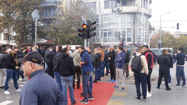 Снимка: Фенове на „Ботев” блокираха ключов булевард в Пловдив