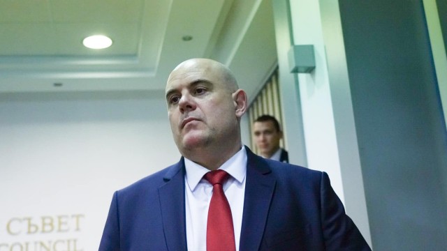 Снимка: Следователите и прокурорите поискаха президентът да назначи Гешев „в разумни срокове”