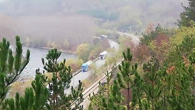 Снимка: Трафикът  през Искърското дефиле. Край село Зверин…