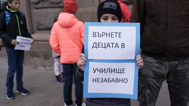 Снимка: „Национална мрежа за децата“ с петиция за незабавното връщане на учениците в клас