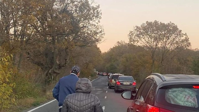 Снимка: Седем души пострадаха при челен сблъсък между два автомобила на пътя Бургас – Варна