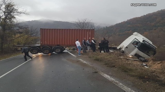 Снимка: Самокатастрофирал камион затруднява движението към Гърция