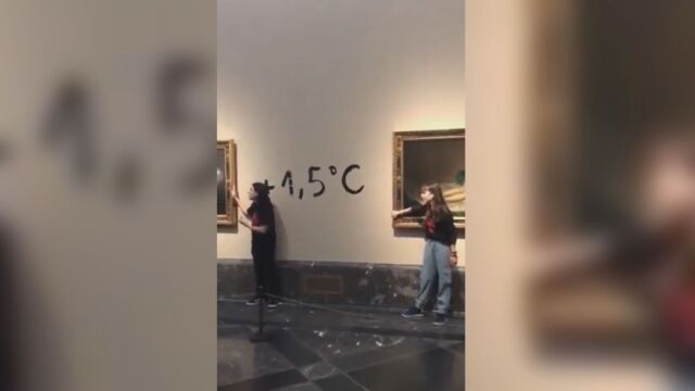 Снимка: Екоактивисти залепиха ръцете си за две творби на Гоя 