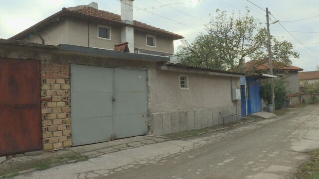 Снимка: Сигнали за нарушен домашен арест: Ограда дели обвиняем за убийство и близки на жертвата