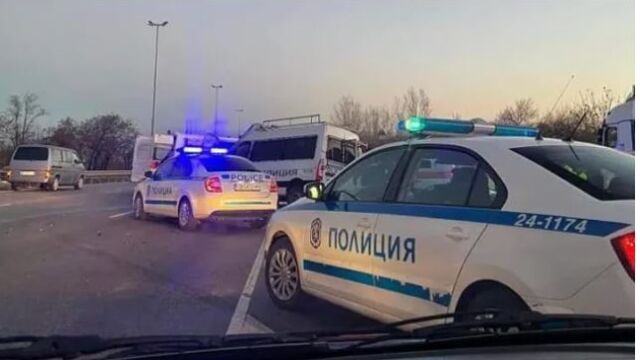 Снимка: Полицаят, ударен от бус с мигранти, остава в медикаментозна кома
