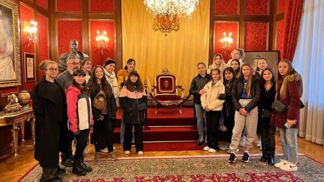 Снимка: Ученици от Северна Македония посетиха Симеон II във „Врана“, подариха му картина
