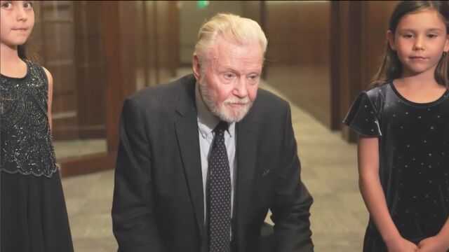 Снимка: Бащата на Анджелина Джоли подкрепя издигането на паметник на българската азбука (ВИДЕО)