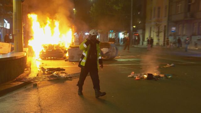 Повдигнаха обвинение на мъж, запалил полицейски бус на протеста срещу БФС