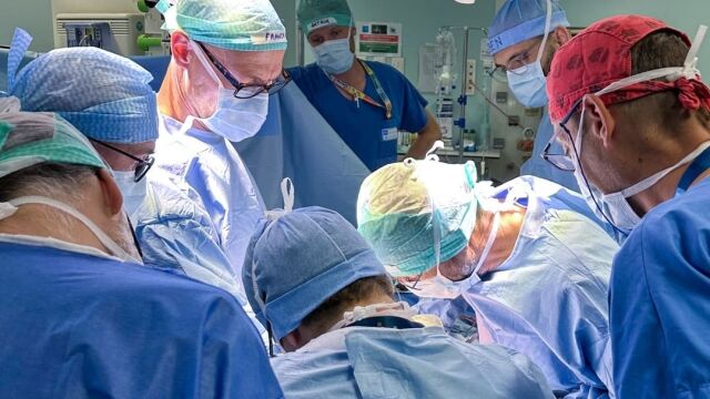 Снимка: Жена си върна говора след трансплантация на ларинкс, децата й за първи път чуха гласа й