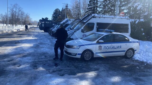 Две водни оръдия, 20 буса и патрулки пазят Изпълкома на БФС (СНИМКИ)