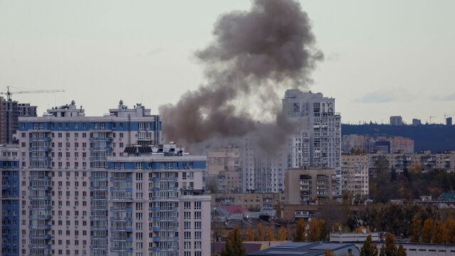 Снимка: Атака с дронове срещу Киев, отломки са предизвикали пожари