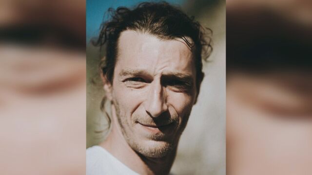 Снимка: За да проходи отново: Събират пари за Георги, който оцеля при скок с парашут от балон