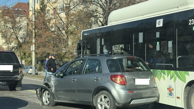 Снимка: Катастрофа между джип, кола и автобус на Градския транспорт блокира 