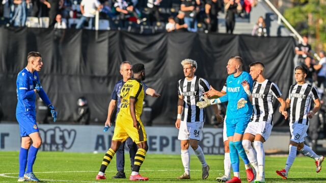 Снимка: Безумие в Пловдив: Удариха с бутилка по главата вратаря на Ботев 