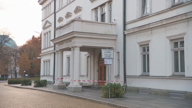 Течове и пукнатини по историческата сграда на Народното събрание