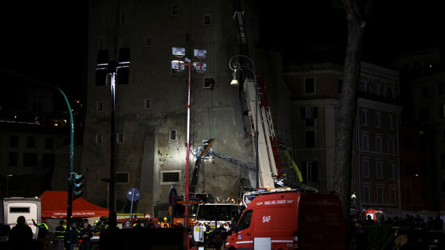 Пожарникар е затрупан часове наред под руините на средновековната крепост в Рим (ВИДЕО)