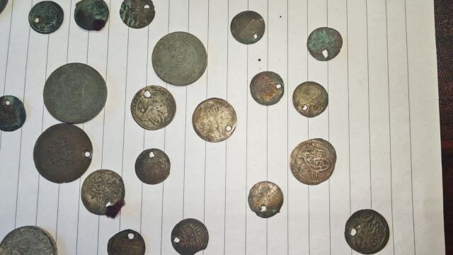 Снимка: Младеж от Бургас е задържан с 28 старинни монети