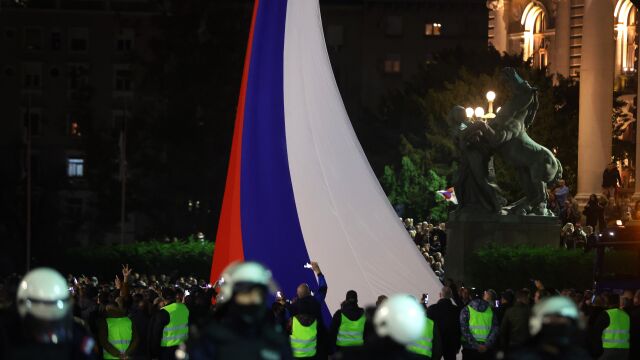 Снимка: Хиляди отново излязоха на антиправителствен процес в Сърбия
