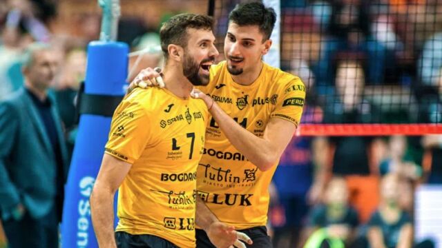 Снимка: Феновете полудяха! Алекс Грозданов с купа, каквато отборът му не е виждал!