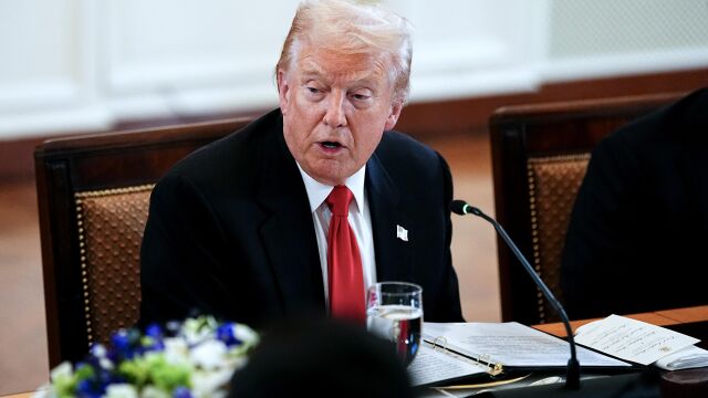 Мъж припадна зад Тръмп по време на пресконференция в Овалния кабинет на Белия дом