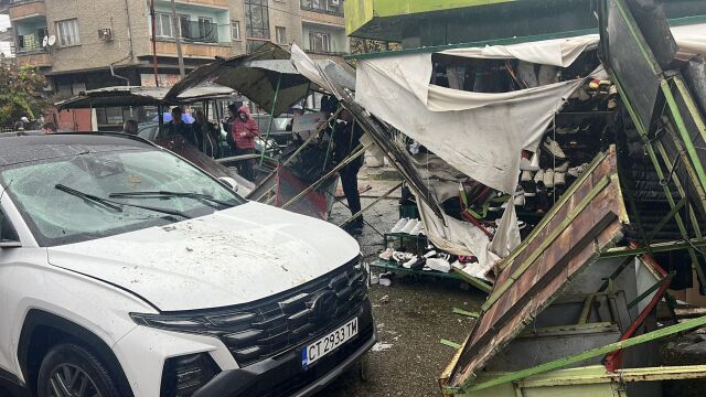 Снимка: Кола се блъсна в сергии на кооперативния пазар в Казанлък (СНИМКИ)