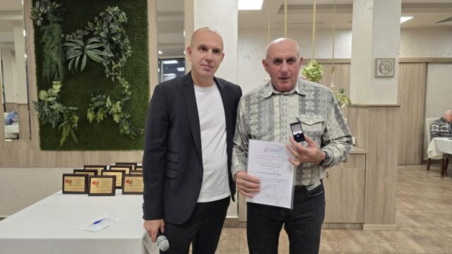 Снимка: Европейската атлетика отличи треньора на Саръбоюков