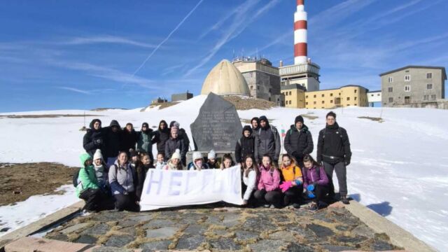 Снимка: От класната стая до връх Ботев: Учители предизвикват ученици да покоряват връх