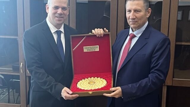 Снимка: И.ф. главен прокурор Борислав Сарафов разговаря в Съдебната палата с унгарския си колега Габор Над