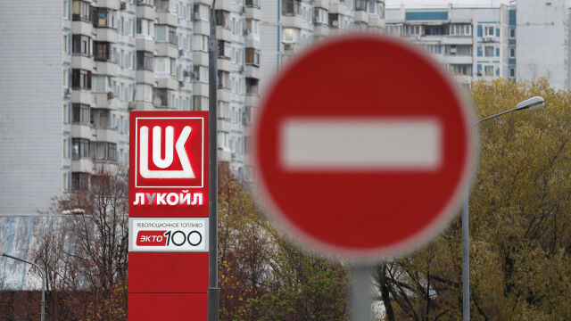 Снимка: „Лукойл“ уверява: България няма да остане без дизел, докато рафинерията работи