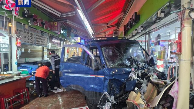 Снимка: Kамион се вряза в множество хора на пазар в Южна Корея