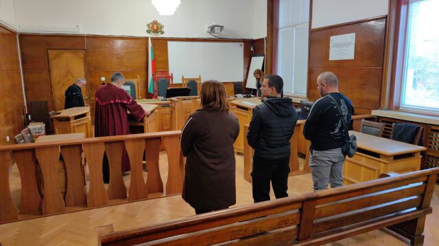 Снимка: По-леки мерки за трима от младежите, обвинени за побоя над полицейския шеф в Русе 