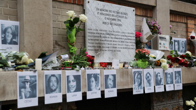 Снимка: За да се чуе всяко едно от имената на жертвите: Оцелелите от френския кошмар настояват за тиха почит 
