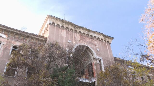 Издадени са над 10 предписания на собственика на сградата, от която спасиха 4 деца