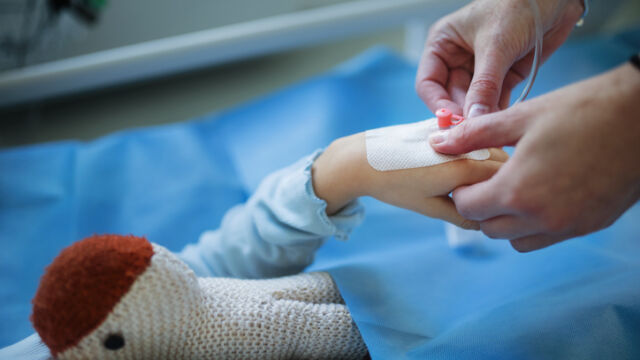 Хирург отстрани безплатно животозастрашаващ тумор от шията на бебе (СНИМКИ, ВИДЕО)