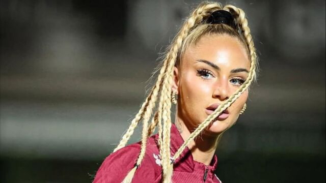 Снимка: Крадци претършуваха спалнята на най-красивата футболистка 