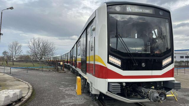 Първият от осемте нови влака за метрото вече е в София (ГАЛЕРИЯ)