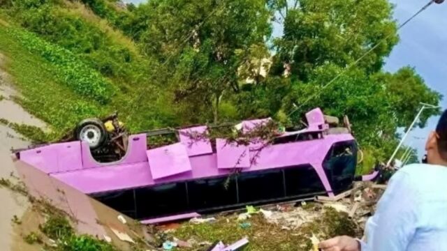 Снимка: 16 души загинаха, след като автобус падна от мост (ВИДЕО)