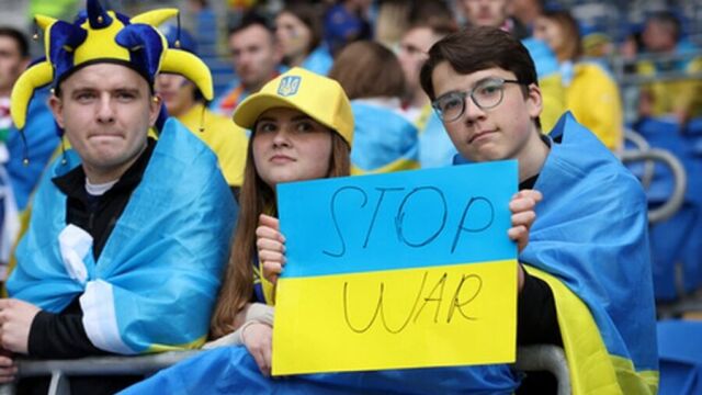 Снимка: Ток няма, има фарове: Вижте как украинските деца играят футбол на тъмно (ВИДЕО)