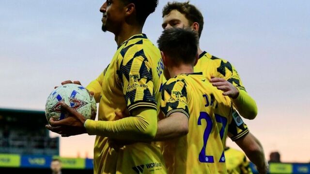 Снимка: 45 фенове гледаха кошмар, футболисти се извиняват с пари