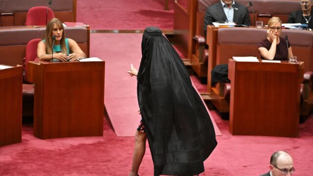 Снимка: Бурка в австралийския парламент в знак на протест (ВИДЕО)