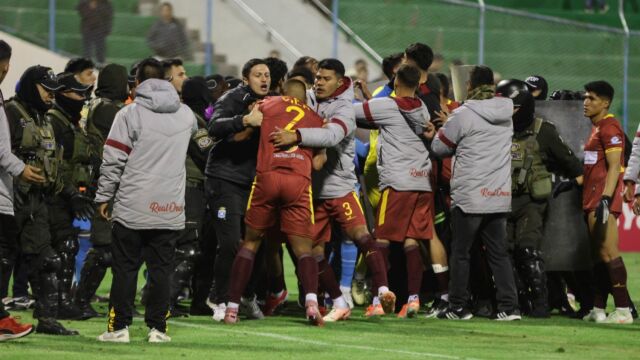 Ужас в Боливия: Масов бой със 17 червени картона (ВИДЕО)