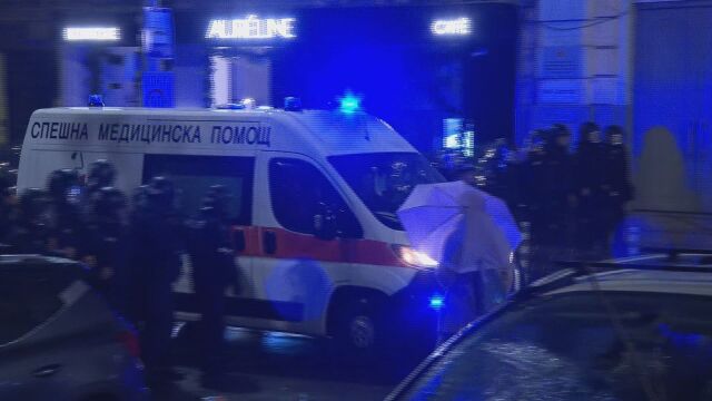 Сълзотворен спрей на протеста. Протестиращи към полицаите: Харесвате ли държавата? (ГАЛЕРИЯ, ВИДЕО)