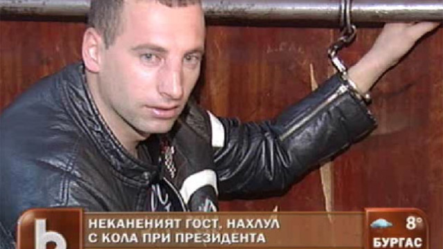 Снимка: Що за човек е младежът, нахлул с кола в президентството?